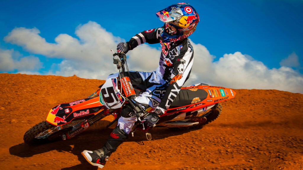 “Vibrant Honda Dirt Bike Rider Wallpaper - Thrilling Motocross Scene”