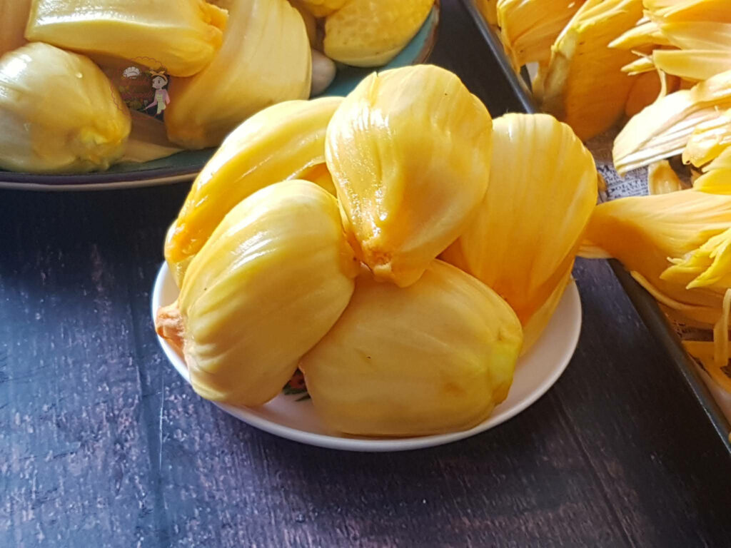 Tropical Jackfruit Pods: Vibrant Wallpaper Background in Golden-Yellow
