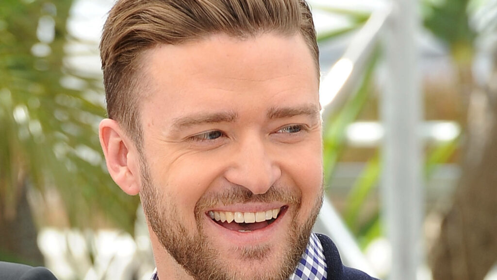 Cheerful Justin Timberlake Wallpaper: Radiant Smile & Vibrant Background