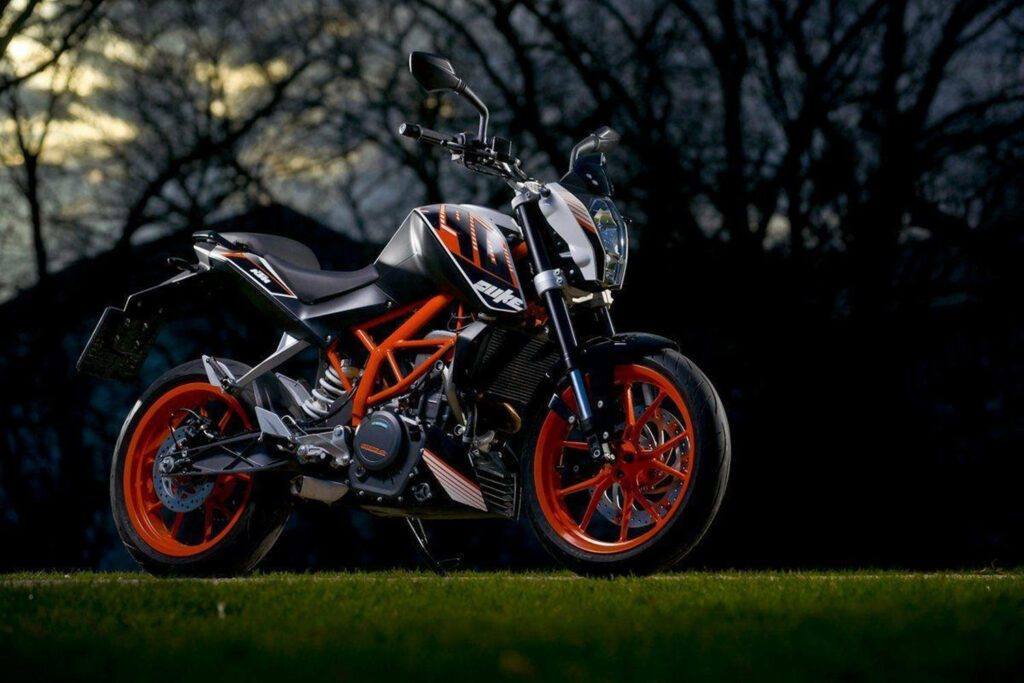 Vibrant KTM Duke 390 Wallpaper: Sharp Design & Dusk Backdrop