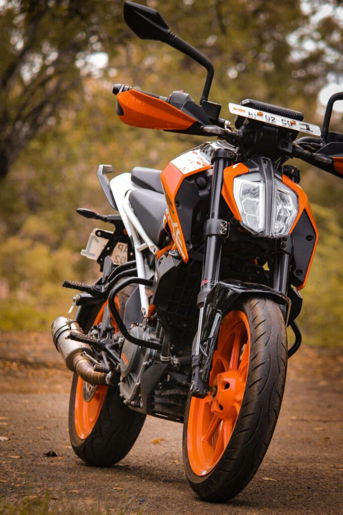 KTM Duke 390 Wallpaper: Sleek Design in Natural Outdoor Setting