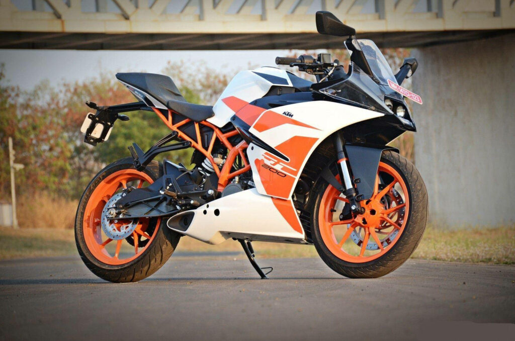Vibrant KTM RC 200 Motorcycle Wallpaper in Urban Setting