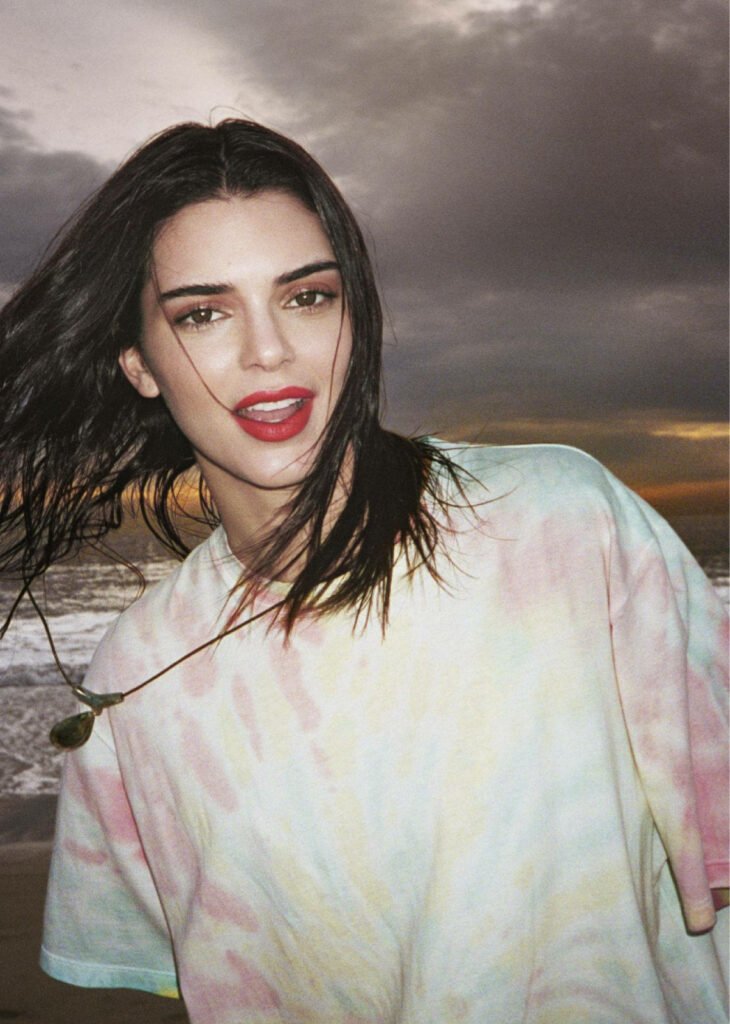 Kendall Jenner Tie-Dye Wallpaper: Vibrant Beach Sunset Background