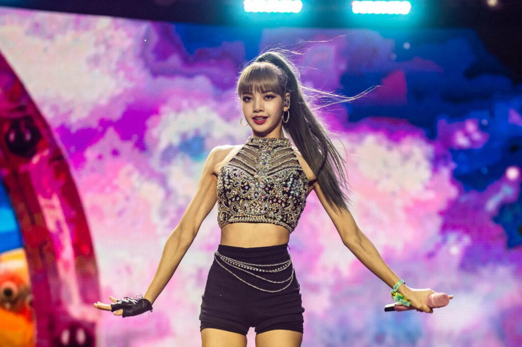 Lalisa Manoban Wallpaper: Dynamic Stage Presence & Stylish High Ponytail