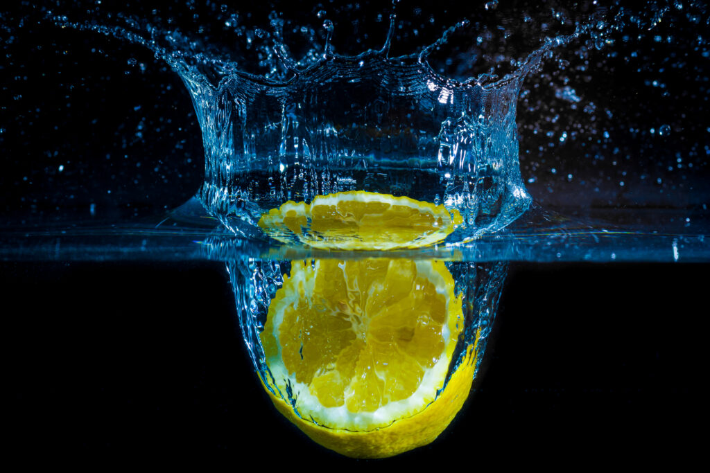 Vibrant Lemon Splash Wallpaper: Dynamic Ripples & Water Droplets