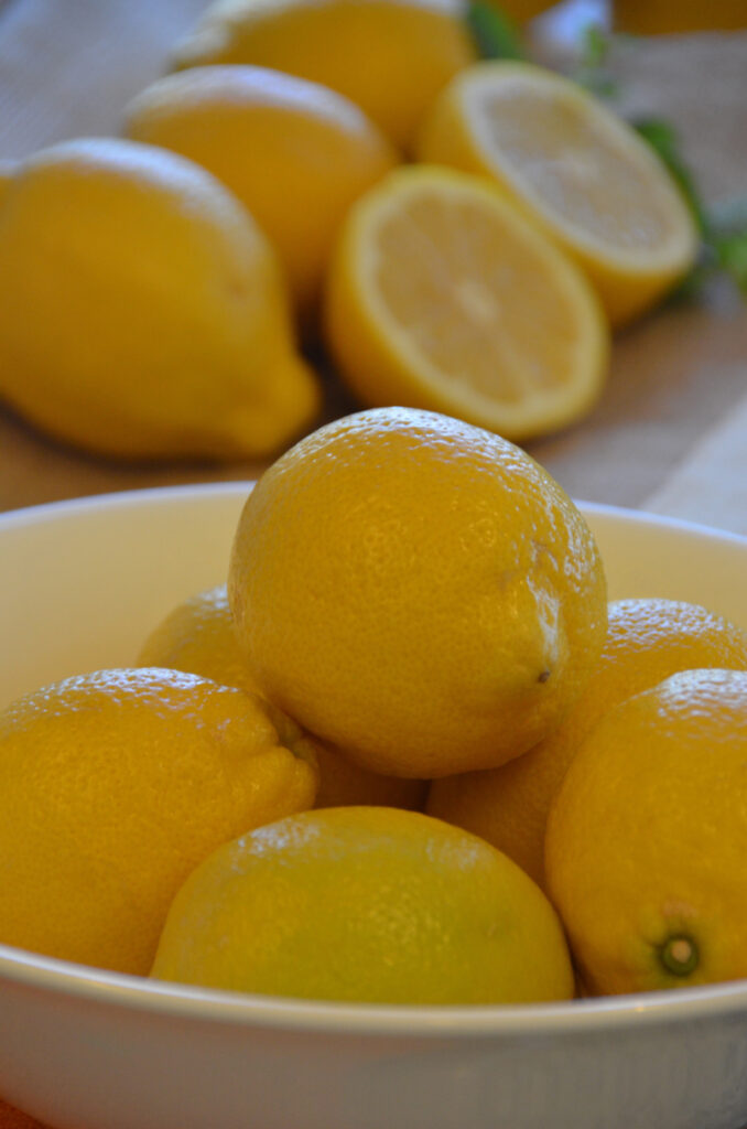 Vibrant Citrus Wallpaper: Fresh Yellow Lemons & Refreshing Essence