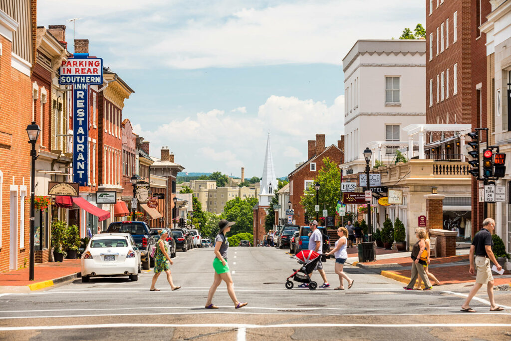 Vibrant Lexington Street Scene: Historic Buildings & Bustling Atmosphere Wallpaper