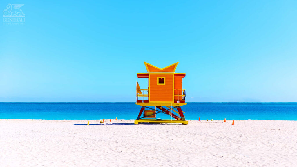 Vibrant Lifeguard Tower on Miami Beach: Sunny Seaside Bliss Wallpaper