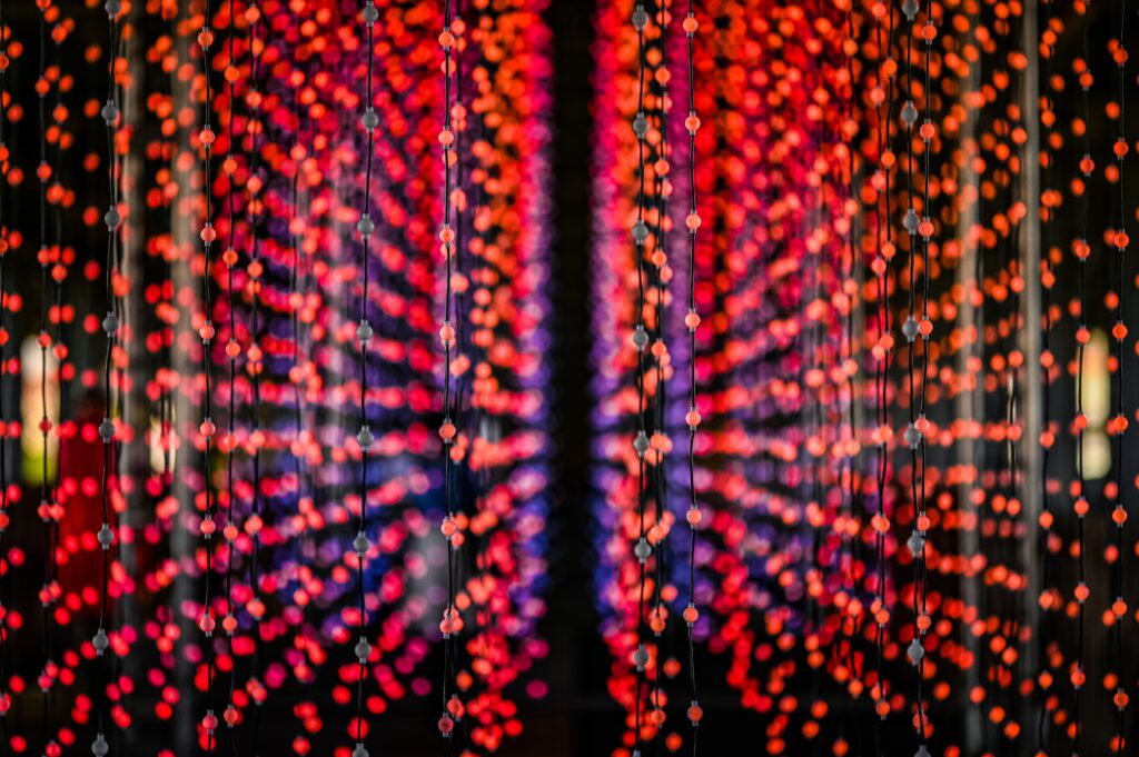 Vibrant Light Bulbs & Garlands: Stunning Red & Orange Wallpaper Background