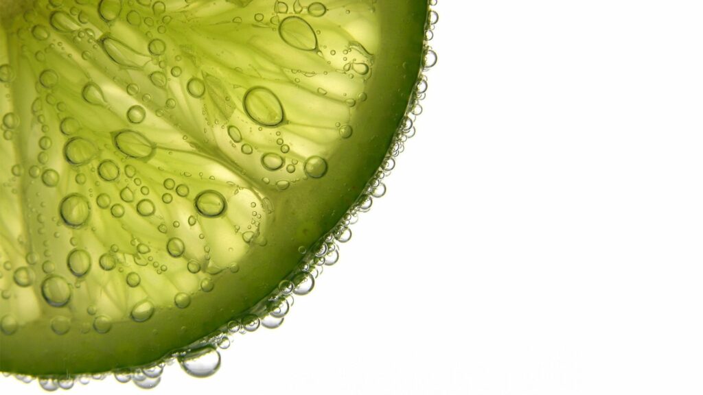 Vibrant Lime Slice Close-Up: Juicy Freshness & Texture Wallpaper
