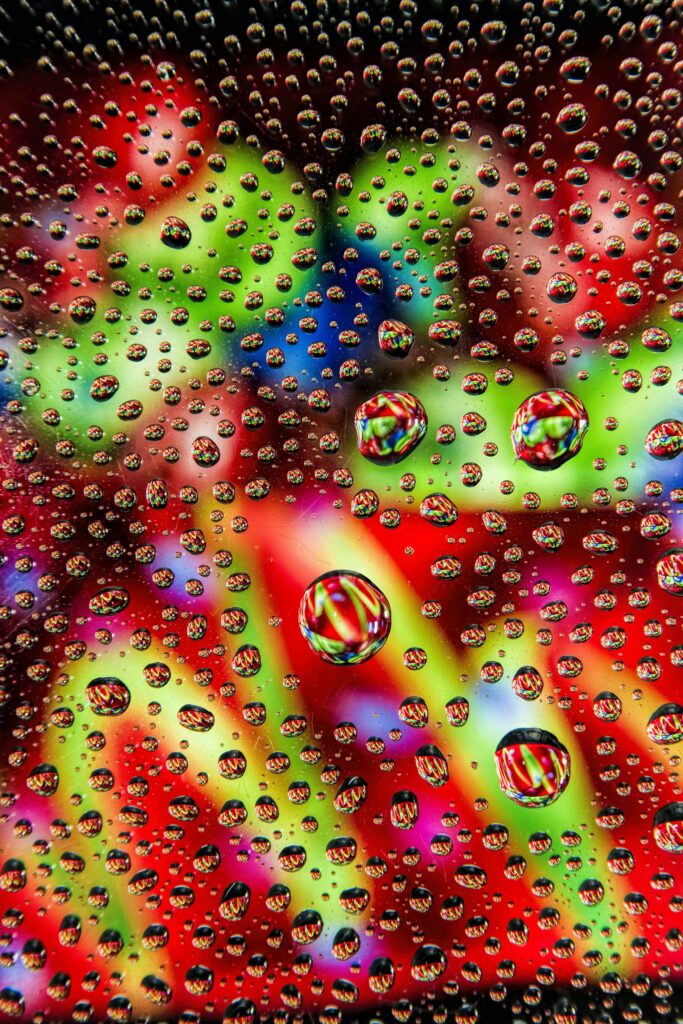 Colorful Liquid Drops Wallpaper: Vibrant Red, Green & Blue Design