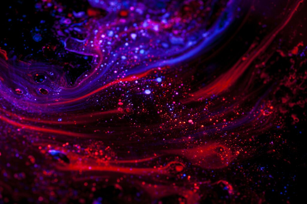 Vibrant Glitter Liquid Wallpaper: Stunning Red & Purple Macro Design