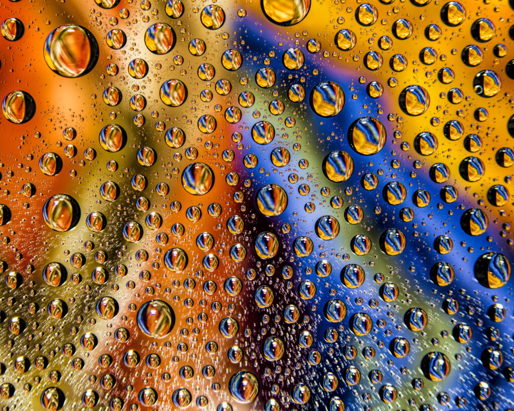 Colorful Macro Wallpaper: Vibrant Water Droplets and Reflections