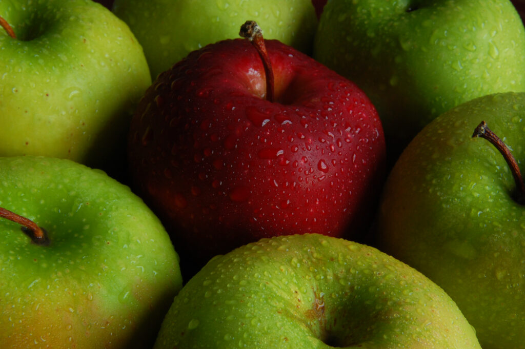 Vibrant Macro Apple Wallpaper: Fresh Red & Green Apples with Water Droplets