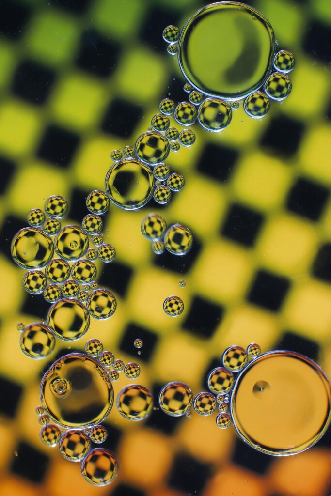 Mesmerizing Oil & Water Bubble Wallpaper on Yellow & Green Checkered