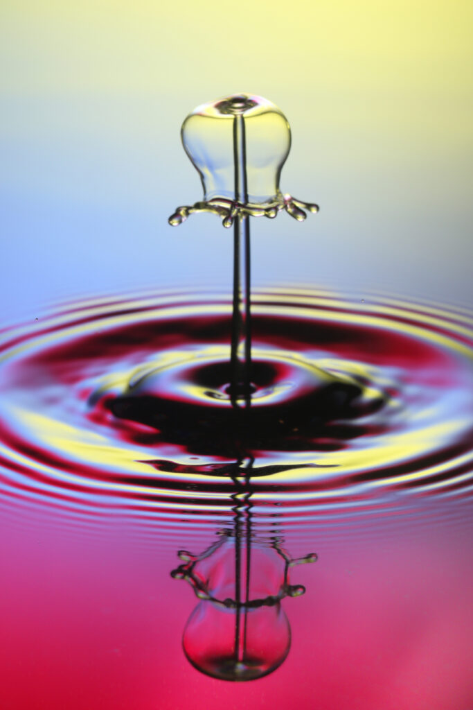 Vibrant Macro Wallpaper: Water Drop Collision & Splash Patterns