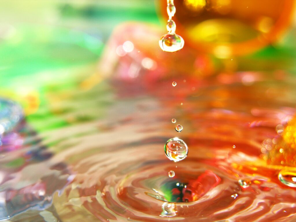 Vibrant Macro Wallpaper: Water Droplets & Colorful Ripple Reflections