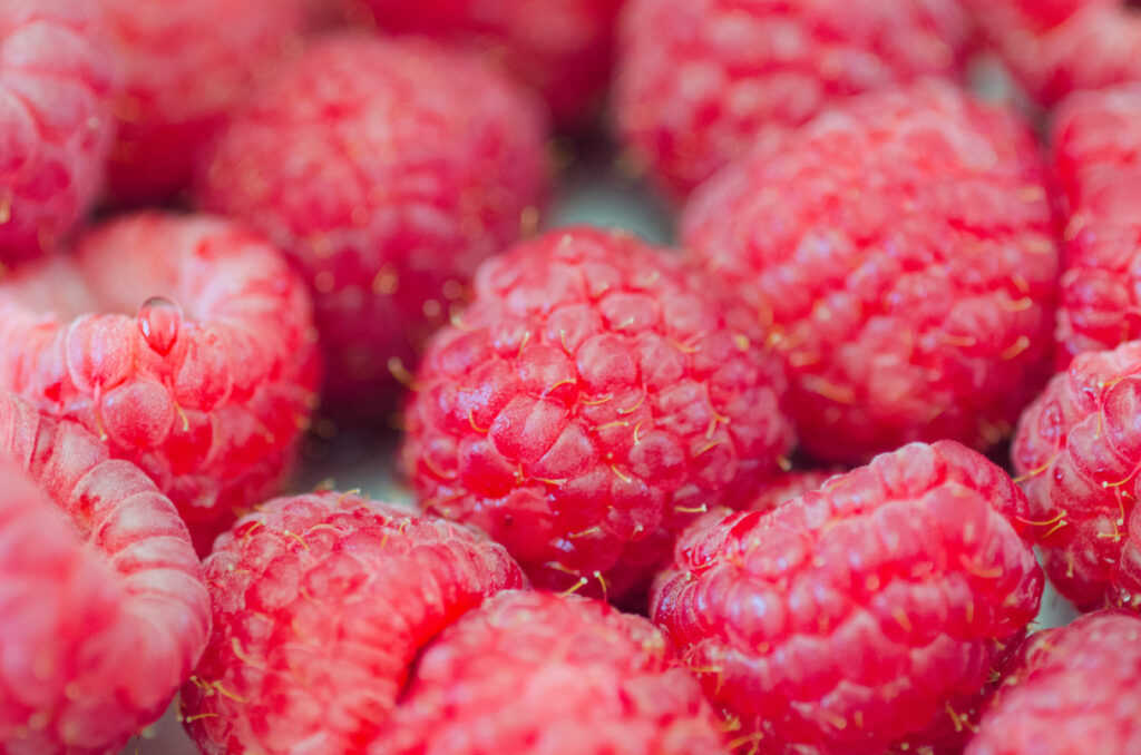 Vibrant Raspberry Macro Wallpaper: Fresh, Natural Aesthetic