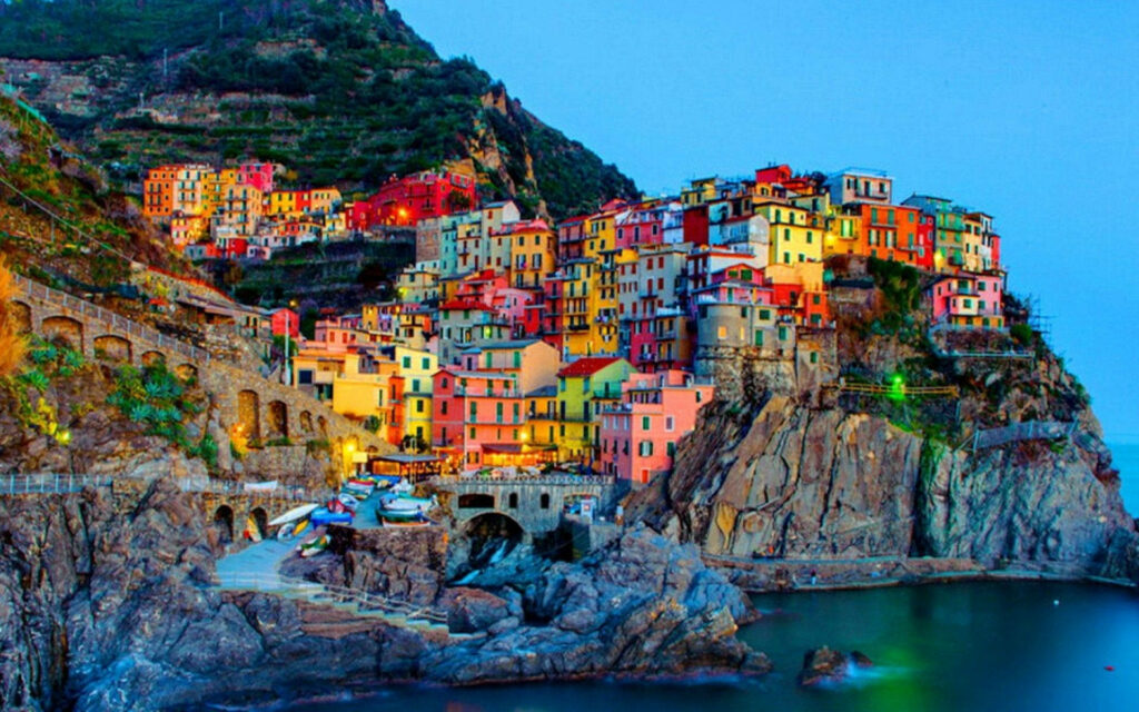 Colorful Manarola Village Seaside Wallpaper: Picturesque Italian Charm