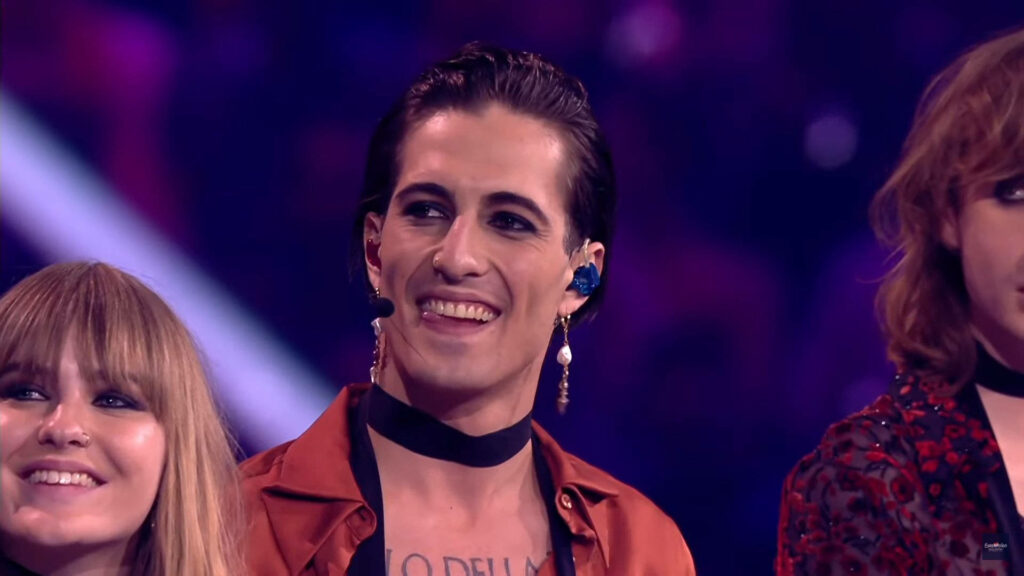 Vibrant Måneskin Wallpaper: Damiano David in Captivating Performance