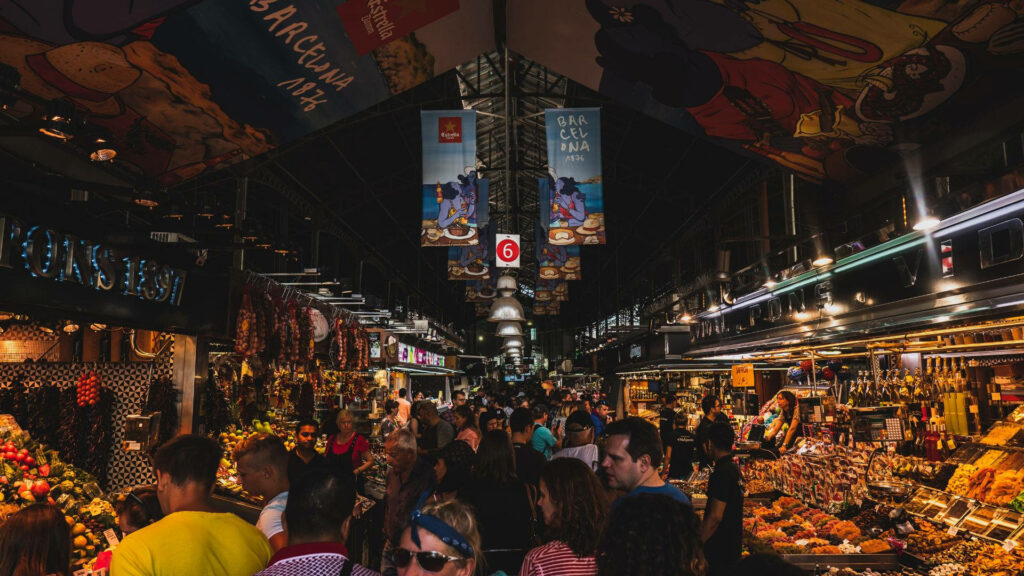 Vibrant Market Scene Wallpaper: Fresh Produce & Lively Atmosphere