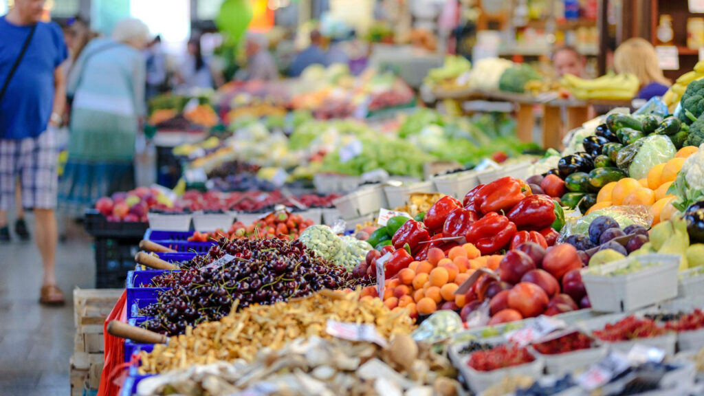 Colorful Market Scene Wallpaper: Fresh Fruits & Vegetables Display