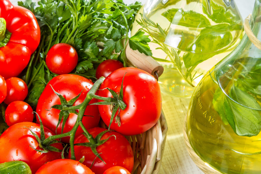 Vibrant Wallpaper: Fresh Red Tomatoes & Olive Oil - Mediterranean Essence