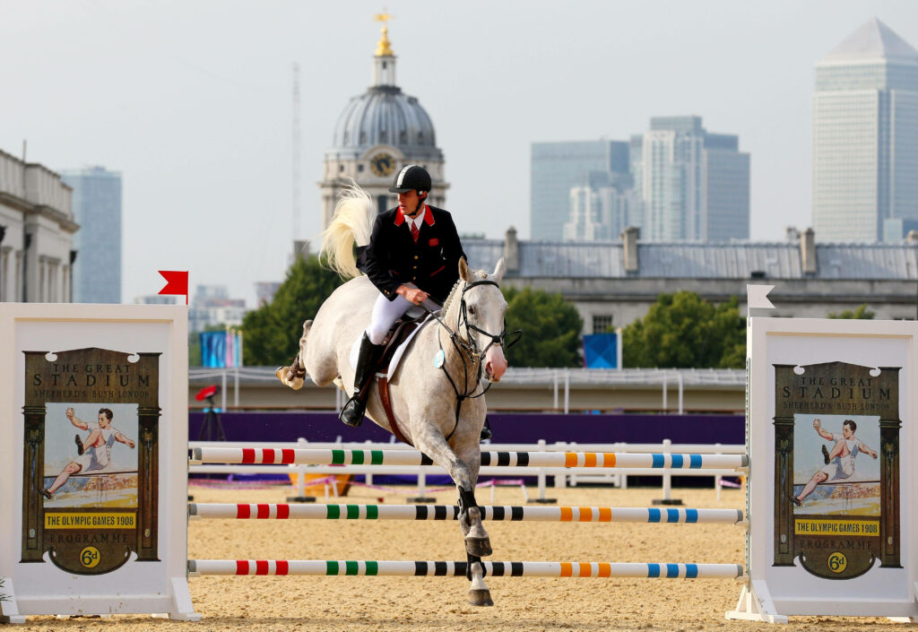 Vibrant Modern Pentathlon Wallpaper: Equestrian Event with Urban Backdrop