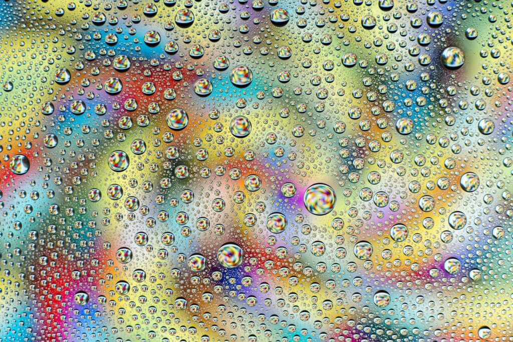 Vibrant Gradient Wallpaper: Captivating Colors & Water Droplets Background