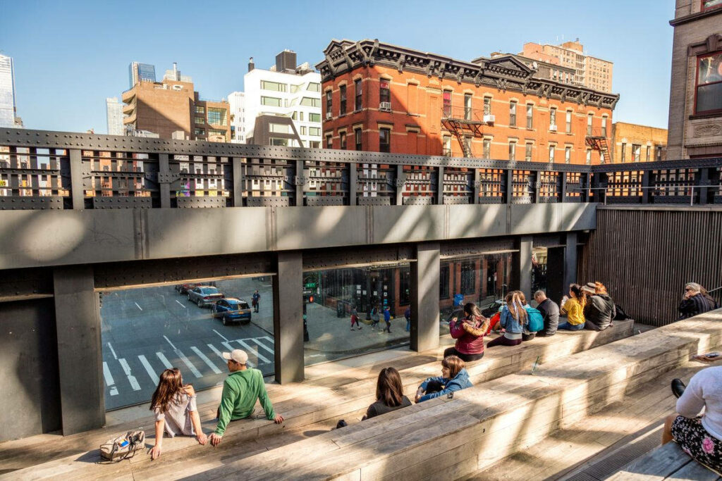 Vibrant NYC High Line Wallpaper: Tourists Relaxing Amidst Urban Views