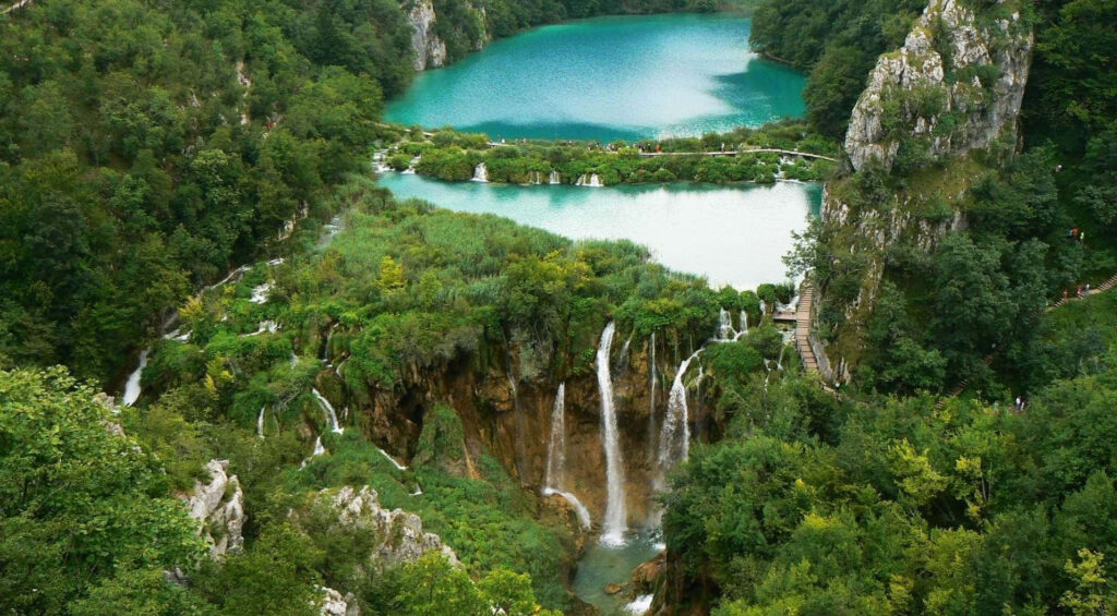 Vibrant Natural Scene Wallpaper: Turquoise Lakes & Dense Forests