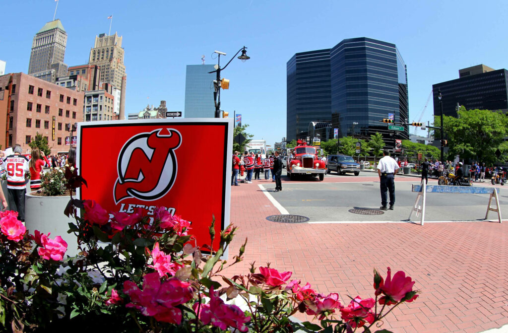 Vibrant Newark Gateway: Blooming Flowers & Modern Architecture Wallpaper