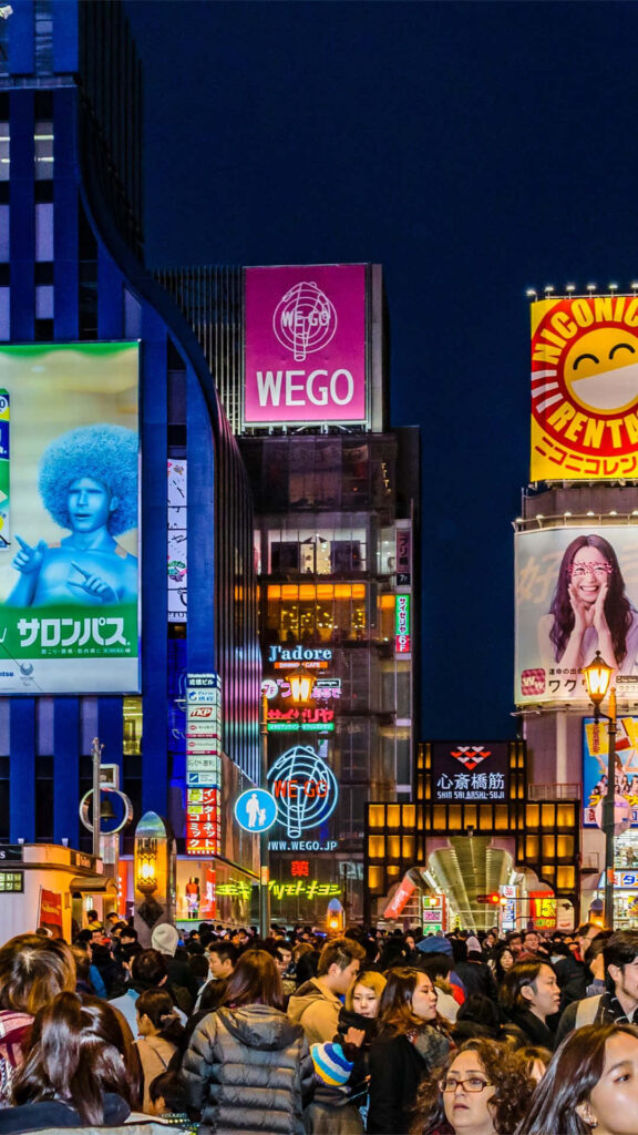 Vibrant Nighttime Urban Scene: Colorful Billboards & Bustling Crowd Wallpaper
