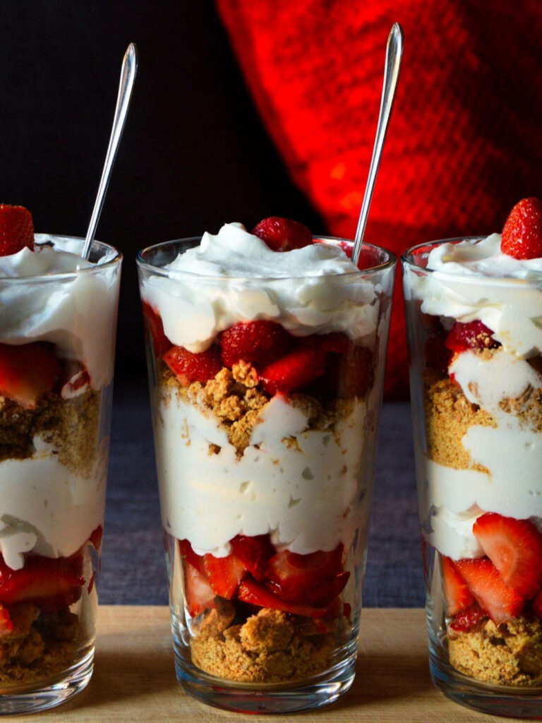 Vibrant Oatmeal Parfait Wallpaper: Fresh Strawberries & Granola Delight