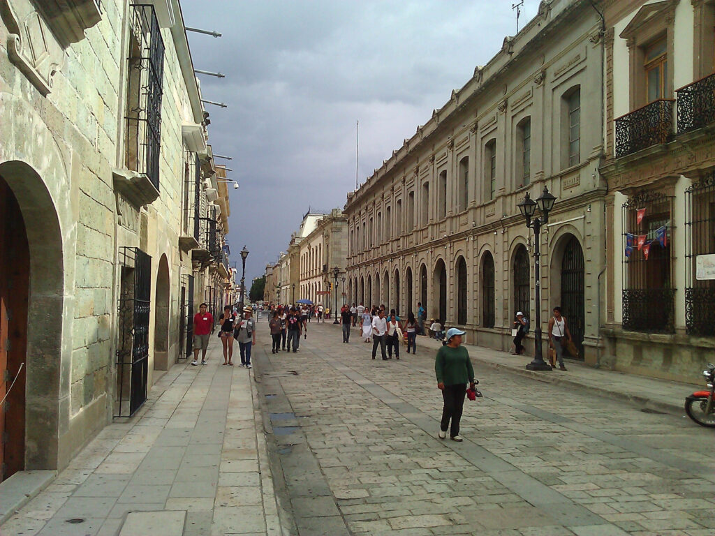 Charming Oaxaca Streets: Historic Architecture & Cobblestone Walkways Wallpaper