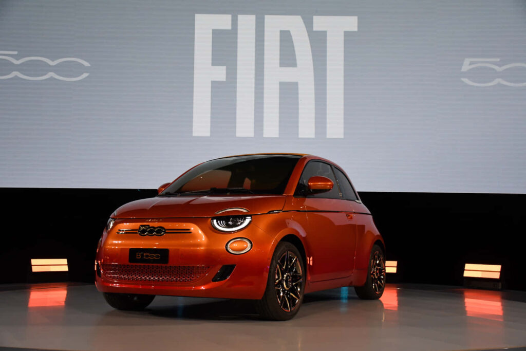 Fiat 500 Wallpaper: Sleek Style in Vibrant Orange Design