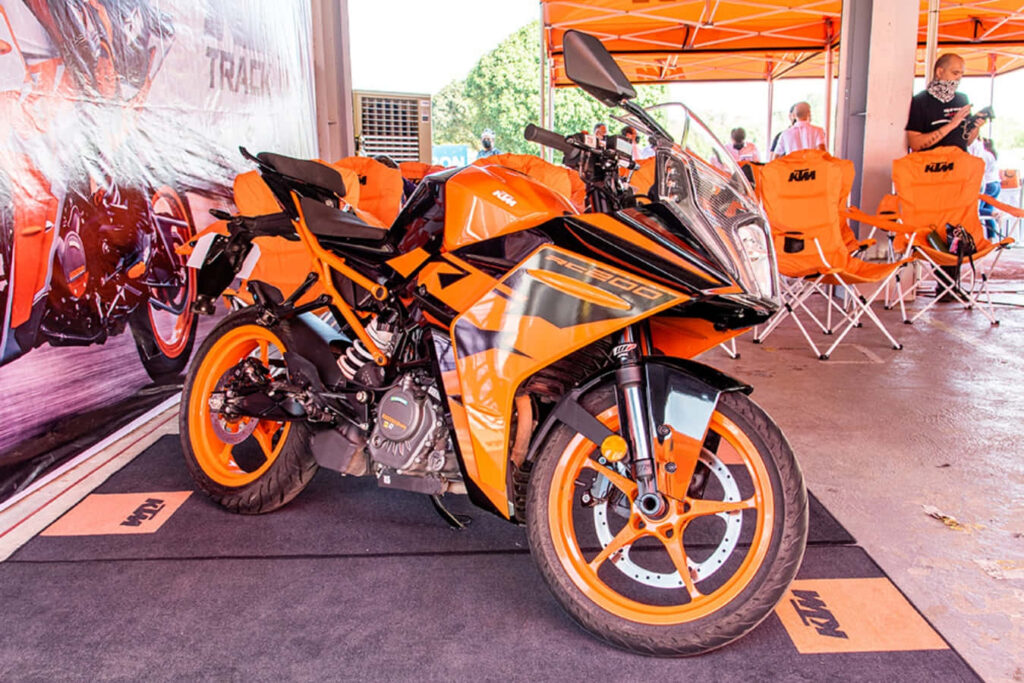 Vibrant KTM RC Motorcycle Wallpaper: Sleek Design & Sporty Aesthetics