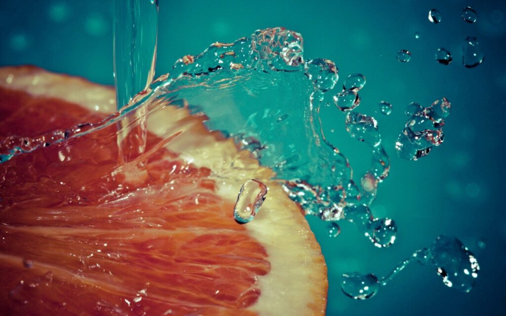 Vibrant Orange Splash Wallpaper: Refreshing Fruit Close-Up