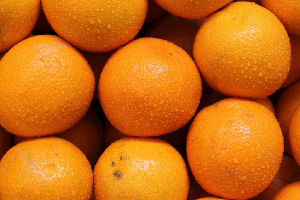 Vibrant Citrus Wallpaper: Close-Up of Fresh Oranges with Water Droplets