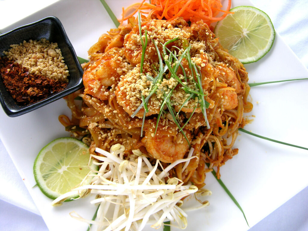 Vibrant Pad Thai Wallpaper: Topped with Peanuts & Fresh Toppings