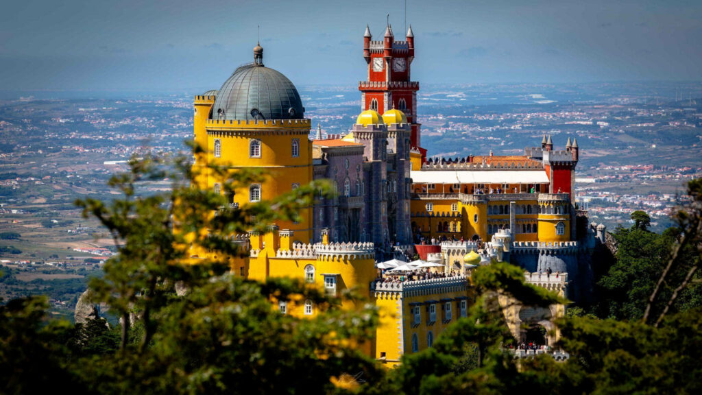 Stunning Palácio da Pena Wallpaper: Colorful Façade & Lush Greens
