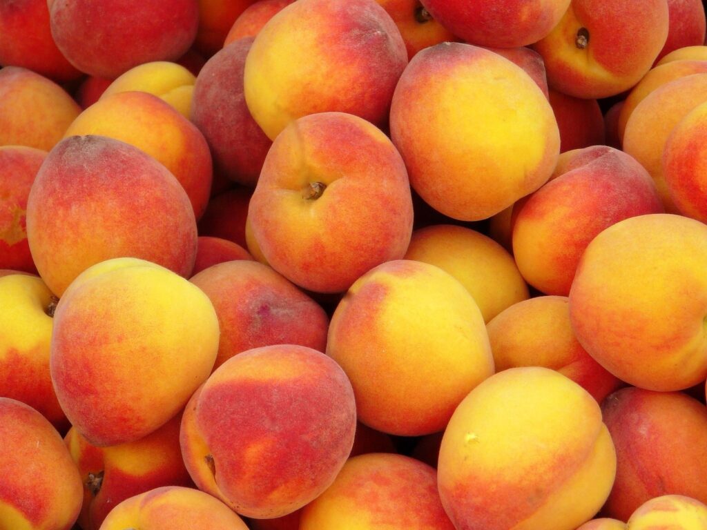 Vibrant Peach Wallpaper: Colorful Red & Yellow Fruit Display