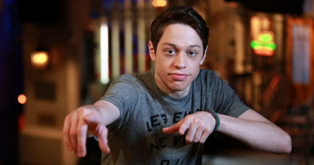 Vibrant Wallpaper of Pete Davidson's Charismatic Interview Setting