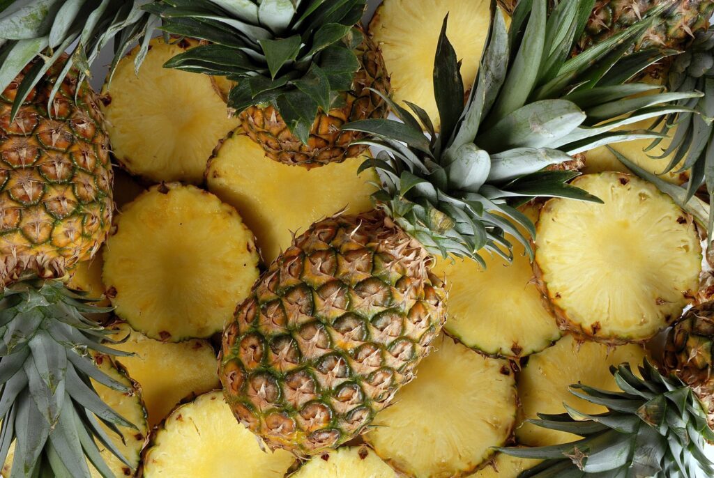 Tropical Pineapple Wallpaper: Vibrant Whole & Sliced Fruit Design