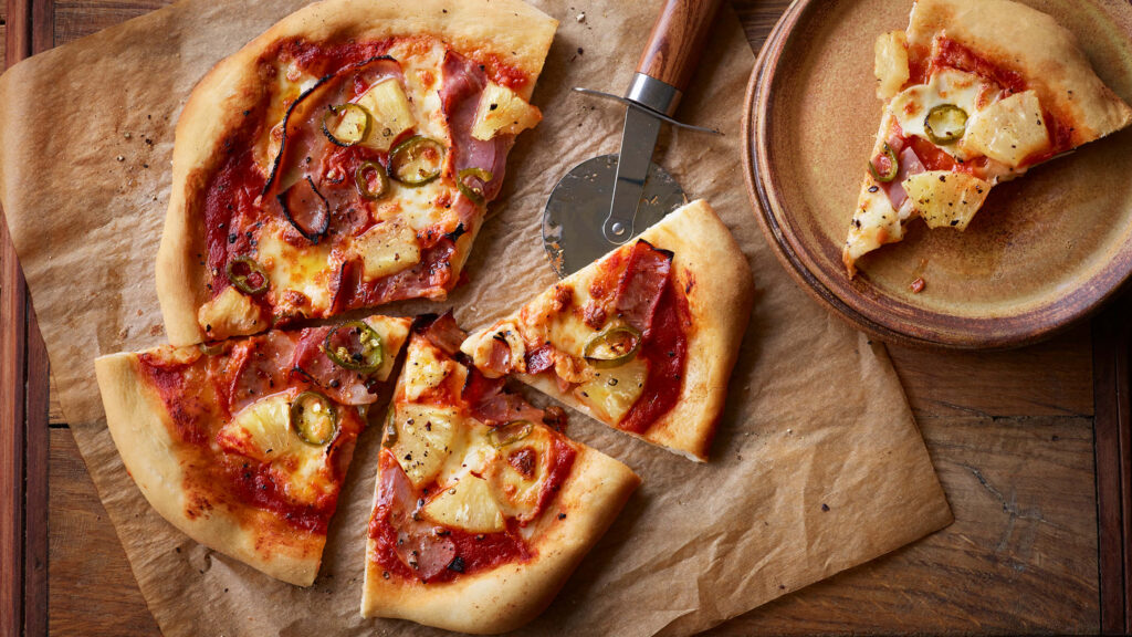 Vibrant Pizza Wallpaper: Pineapple, Jalapeños & Ham Delight