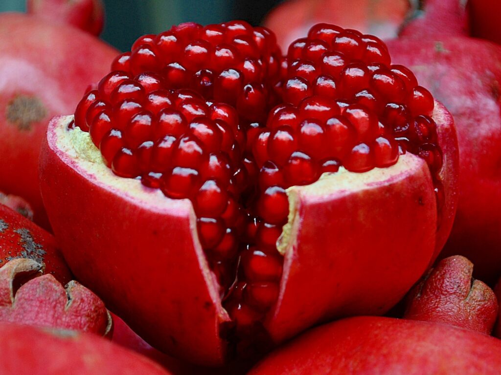 Vibrant Pomegranate Wallpaper: Freshly Sliced & Luscious Red Seeds