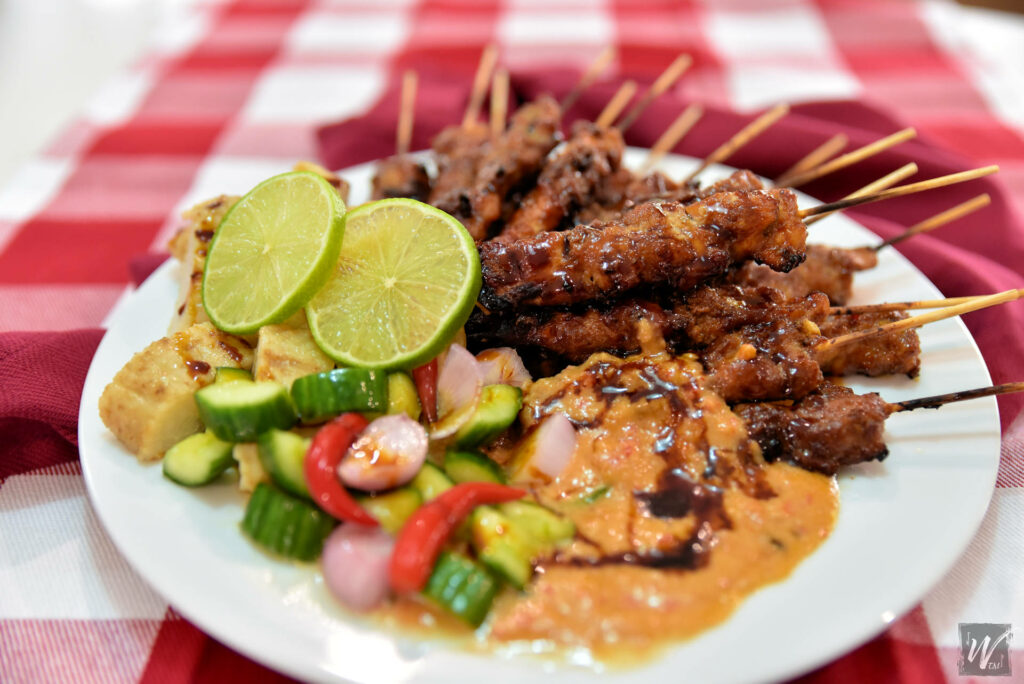 Pork Satay Wallpaper: Vibrant Plate with Peanut Sauce & Fresh Sides