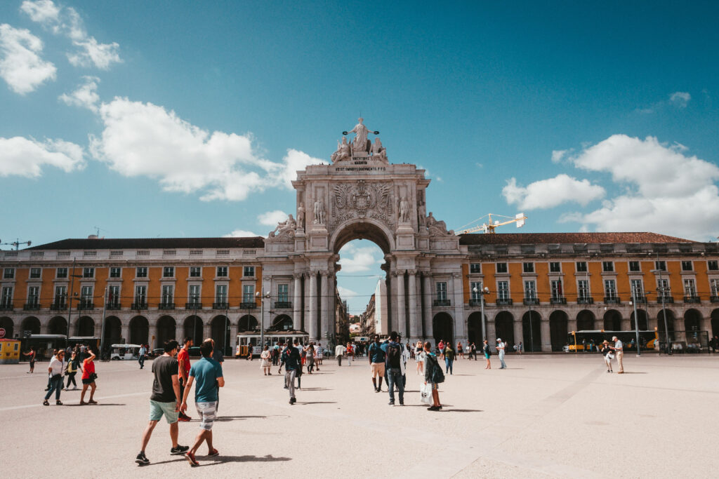 Vibrant Praça do Comércio Wallpaper: Iconic Archway & Colorful Scene