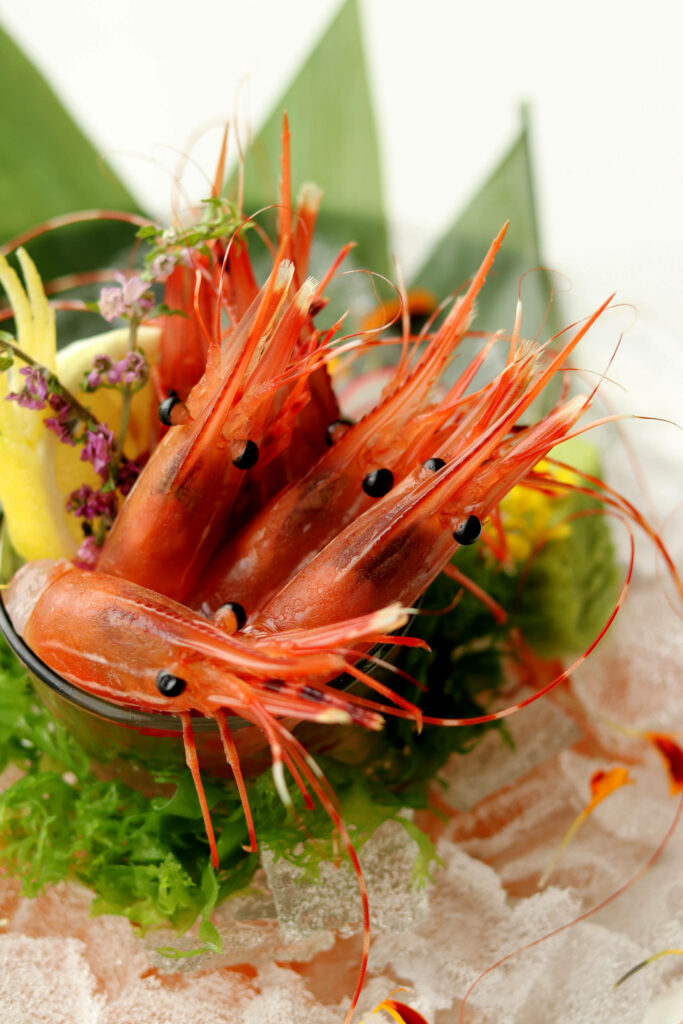 Vibrant Prawn Salad Wallpaper: Fresh Greens & Lemon Garnish