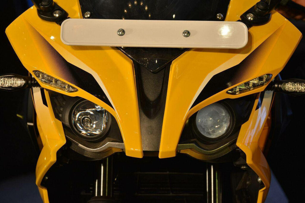Pulsar RS200 Wallpaper: Powerful Yellow & Black Design Background